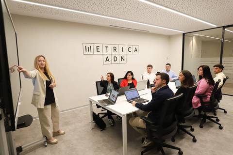 Presentación ante el equipo de METRICA en una sala de reuniones