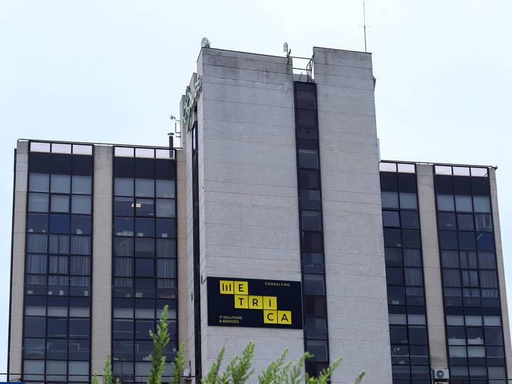 Edificio de oficinas con el logotipo de METRICA en la fachada